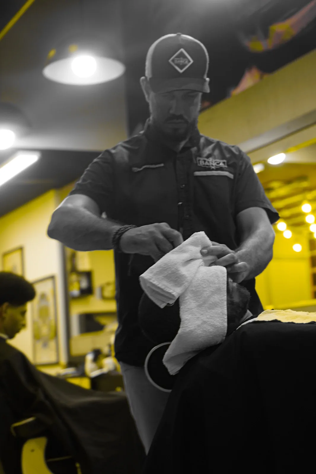 Barbeiro da A Banca preparando um ritual de cuidado