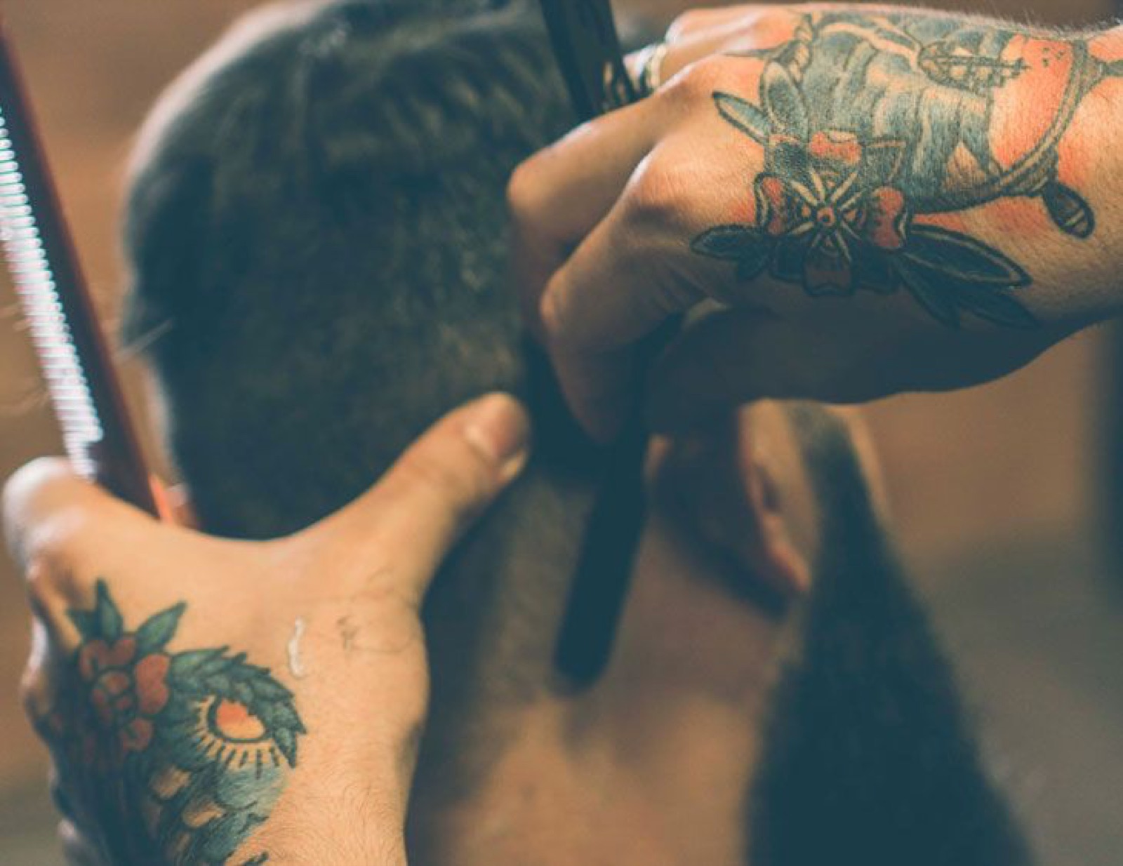 Barbeiro realizando um corte de cabelo
