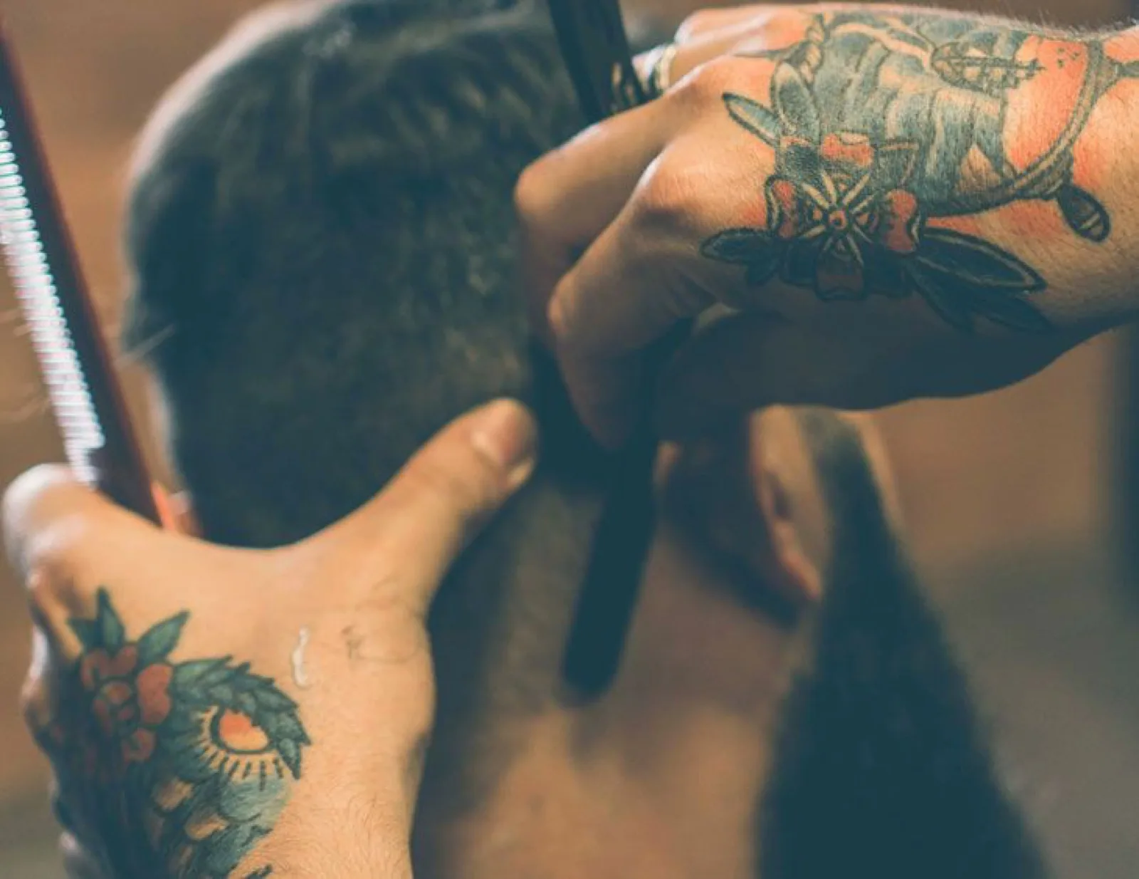 Barbeiro realizando um corte de cabelo